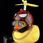 Автомобільна качка з шоломом і кріпленням Funny Ducks Red Spider 5178